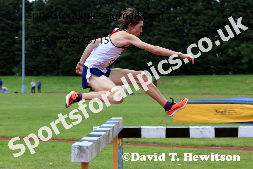 2000 metres steeplechase, 2024 NEGP 3, Monkton Stadium. Photo: David T. Hewitson/Sports for All Pics
